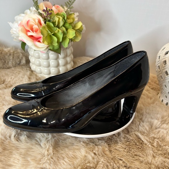 Stuart Weitzman Chicpump Patent Leather Pumps EUC - Picture 2 of 16